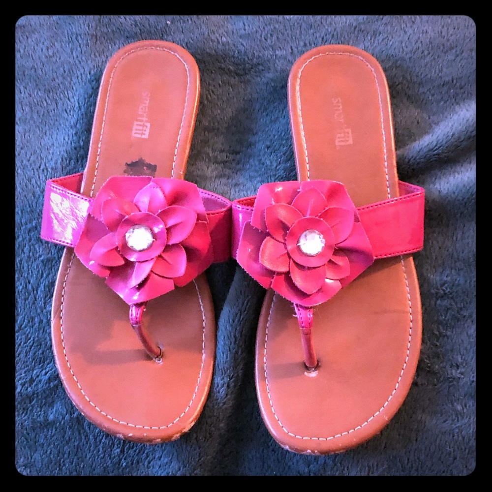 Slim fit pink flower sandals
